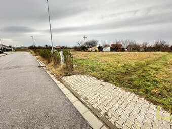 NA PREDAJ STAVEBNÝ POZEMOK Kamenný mlyn, 617m2, všetky IS