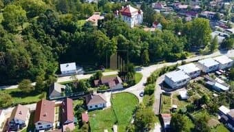 Stavebný pozemok s garážou v centre obce Lúka n.Váhom