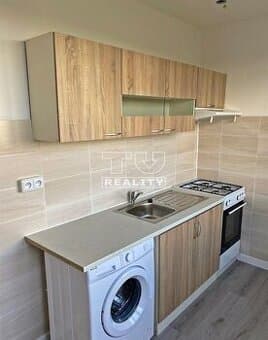 SVETLÝ 1-IZBOVÝ BYT 40m2 V DUBNICI NAD VÁHOM