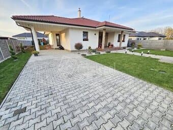 Moderný, veľmi pekný 5 izbový dom s krásnym pozemkom…