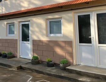 Skladové priestory s kancelariou a parkovacím miestom