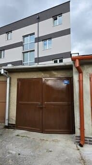 Murovaná garáž s montážnou jamou v Trenčíne, Noviny