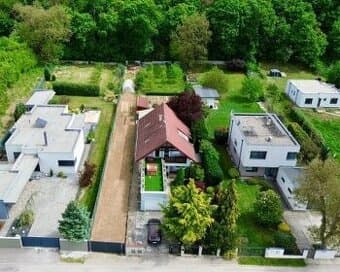 PREDAJ - 4-izbový luxusný rodinný dom s investičným pozemkom
