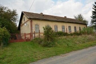 Veľký gazdovský dom na veľkom pozemku v Lučenci