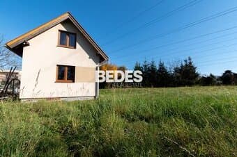 BEDES | Záhrada s rekreačným domčekom, potokom a jazierkom