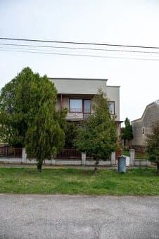 Dvojpodlažný Rodinný dom s obrovským pozemkom (3724 m²)