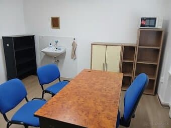 Kancelária v širšom centre Pezinka.