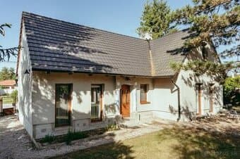 Dom pod borovicami – miesto, kde sa bývanie mení na domov 🌲