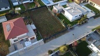 Stavebný pozemok 560 m² | všetky siete | hotová ulica – Ivan